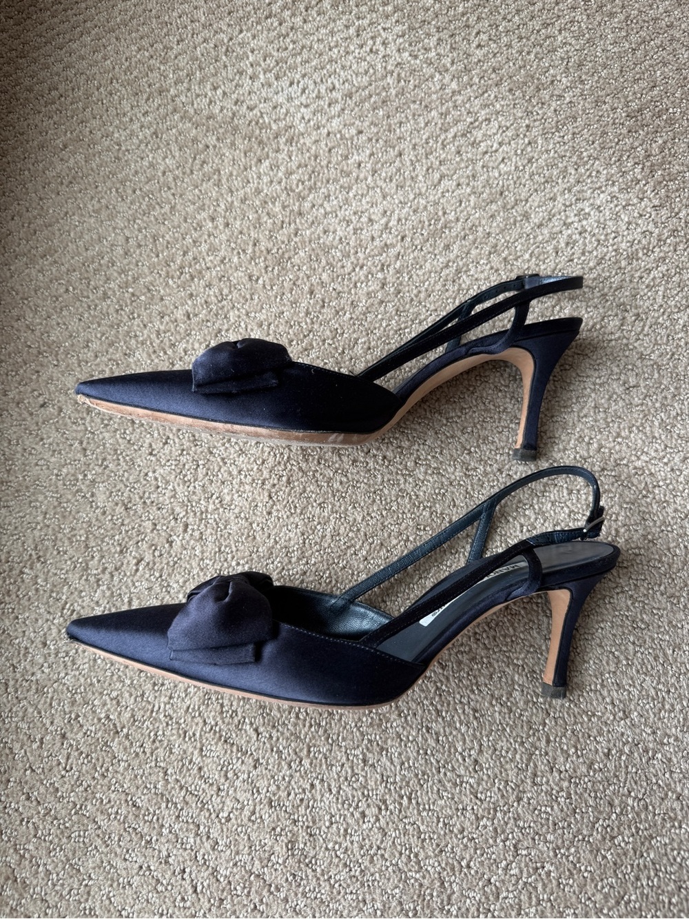 Manolo Blahnik Dark Navy Satin Pointed-Toe Slingback Pumps with Bow size 39.5 - Picture 7 of 10